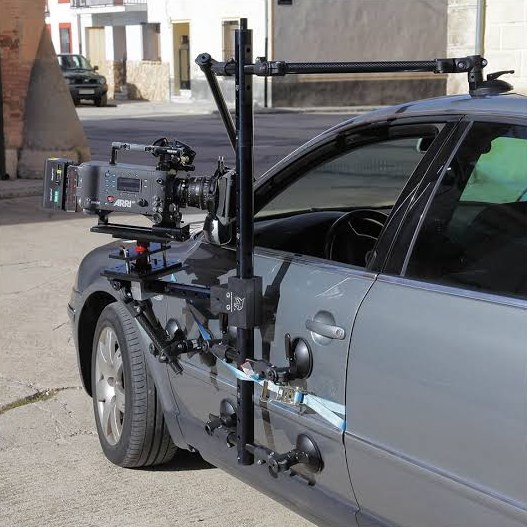 Soporte de cámara con ventosas montado en el lateral de un coche