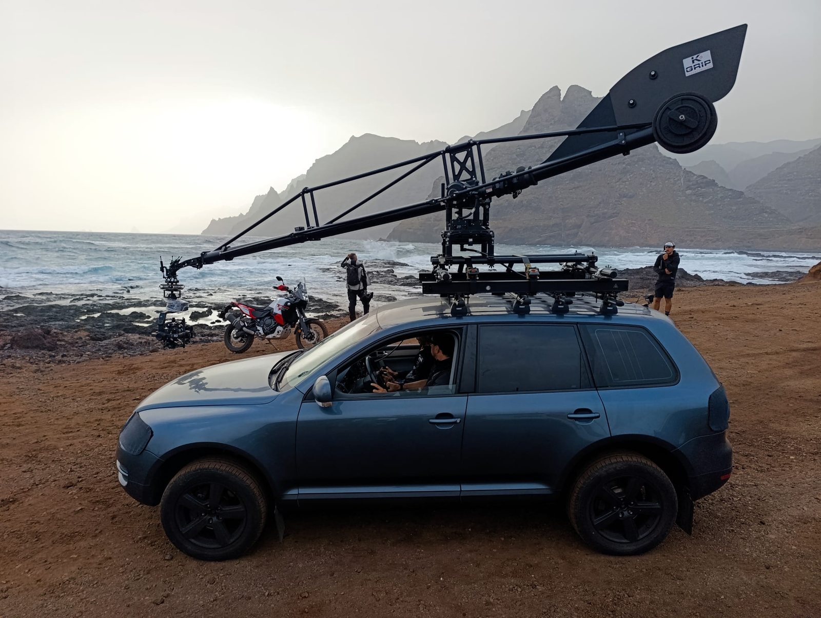 Camera car con grúa K Grip en rodaje en la costa de Canarias